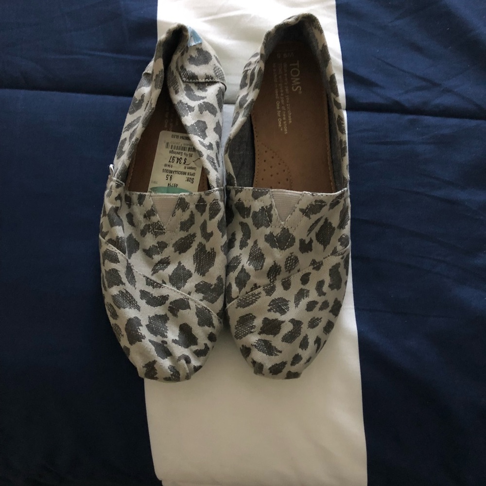 Grey leopard print Toms